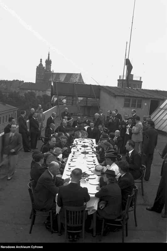 Redakcja Ilustrowanego Kuriera na dachu Pałacu Prasy